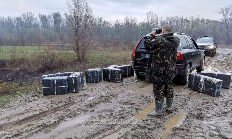 Focuri de armă şi 17 baxuri cu țigări de contrabandă abandonate pe malul Tisei la Remeţi