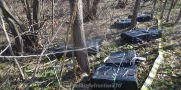 Colete cu ţigări de contrabandă aruncate în Tisa