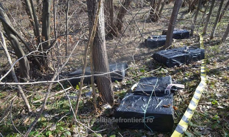 Colete cu ţigări de contrabandă aruncate în Tisa