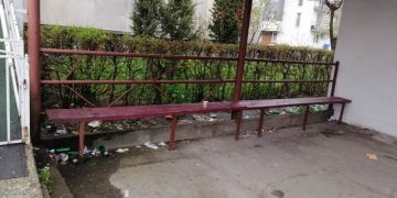 Foto de la cititori. Cine face curăţenie în staţiile de autobuz?