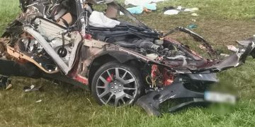 Trei bărbați au murit după ce s-au răsturnat cu o mașină de lux