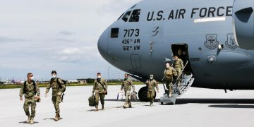 Militarii români aflaţi în misiune în Afganistan încep să se întoarcă acasă