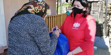 Ajutor binevenit de la Caritas. Pachete de Paști pentru beneficiarii sociali ai centrului de îngrijire la domiciliu din Sighetu Marmației