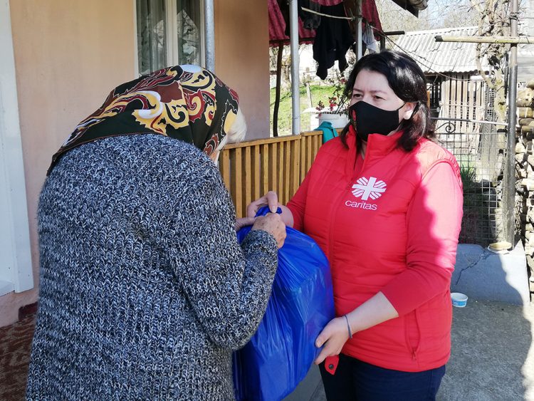 Ajutor binevenit de la Caritas. Pachete de Paști pentru beneficiarii sociali ai centrului de îngrijire la domiciliu din Sighetu Marmației 