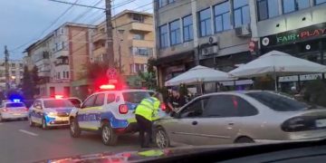 FOTO EXCLUSIV: ACCIDENT – UN PUȘTAN BEAT S-A IZBIT CU MAȘINA DE DUSTERUL POLIȚIEI RUTIERE DIN BAIA MARE