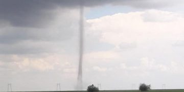 Fenomene meteo extreme şi-au făcut apariţia în România: Tornade surprinse în mai multe locuri din ţară
