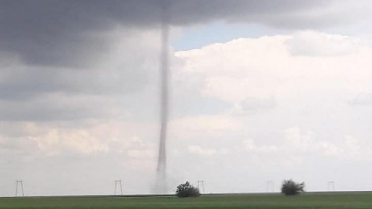 Fenomene meteo extreme şi-au făcut apariţia în România: Tornade surprinse în mai multe locuri din ţară