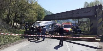 Accident cumplit cu doi morţi. O grindă de la un pod CFR a căzut peste un microbuz de transport persoane