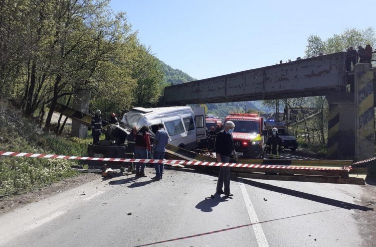 Accident cumplit cu doi morţi. O grindă de la un pod CFR a căzut peste un microbuz de transport persoane