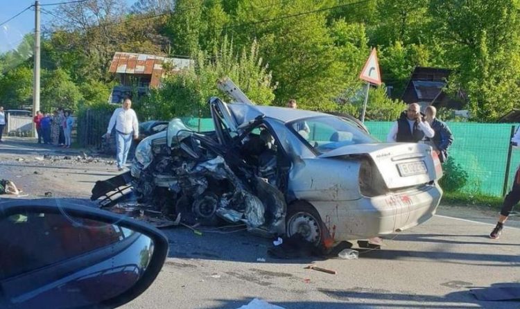 Tragedie pe şosea. Cinci persoane au murit după un impact frontal devastator