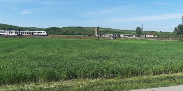 FOTO – Accident feroviar la Ulmeni. Maşină lovită de tren, două victime