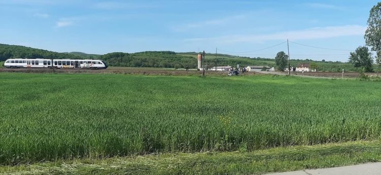 FOTO – Accident feroviar la Ulmeni. Maşină lovită de tren, două victime