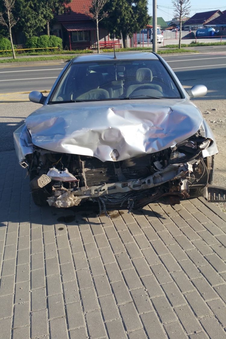 „Bizon” de Baia Mare. Nu a acordat prioritate pietonilor și și-a făcut mașina praf – FOTO