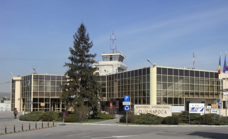 Doi sigheteni și un ruscovean prinși pe aeroportul din Cluj cu buletine medicale COVID false