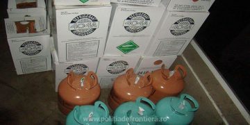 Butelii cu agent refrigerant ascunse într-un microbuz confiscate de poliţiştii de frontieră