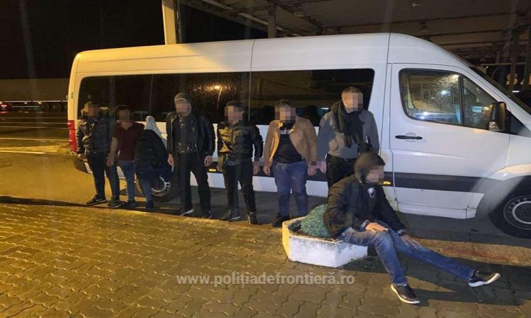 Şapte bărbaţi din Siria și Bangladesh, ascunşi în compartimentul pentru transport bagaje un loc special amenajat, depistați la frontieră