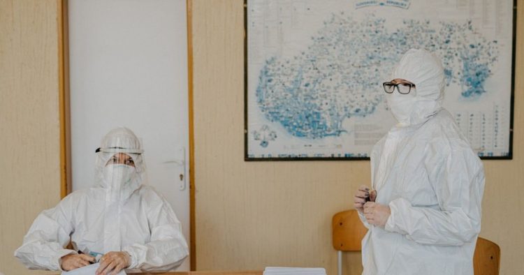 Combinezoane la cursuri pentru studenții nevaccinați și prioritizare în cămine pentru cei vaccinați