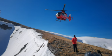 Și-a săpat o vizuină pentru a supraviețui. Turistul blocat în masivul Bucegi a fost recuperat