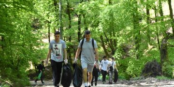 Voleibaliştii de la Ştiinţa Explorări Baia Mare, implicaţi în ecologizarea Văii Usturoiului