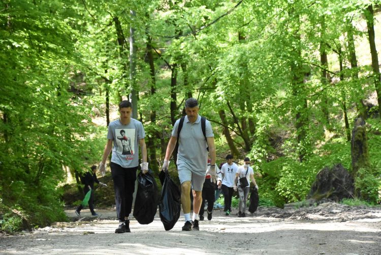 Voleibaliştii de la Ştiinţa Explorări Baia Mare, implicaţi în ecologizarea Văii Usturoiului