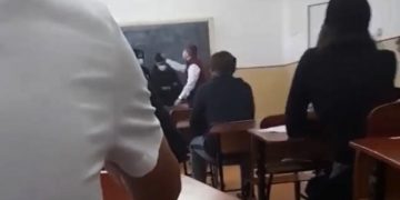 Elev snopit în bătaie de directoare, în faţa clasei