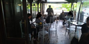 Elevi chiulangii, prinşi pe terase de poliţiştii băimăreni