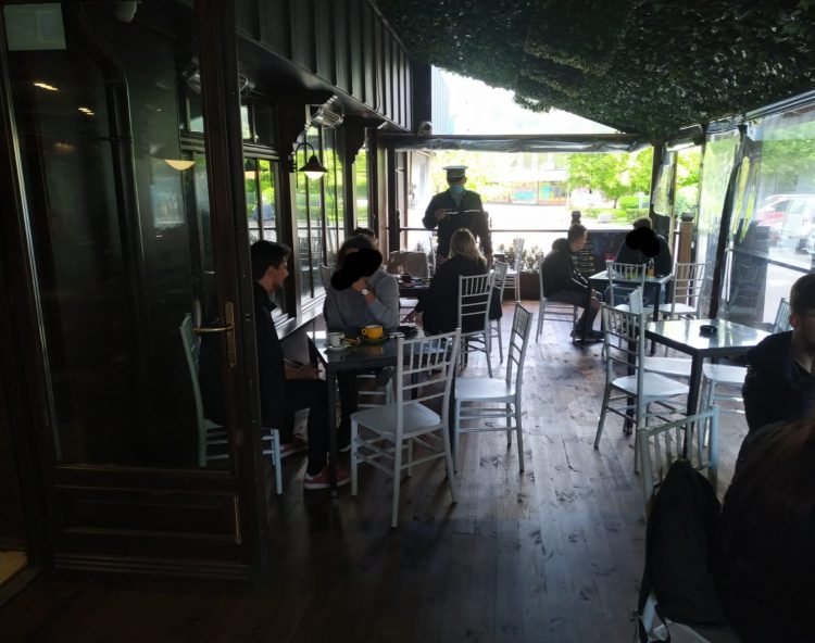 Elevi chiulangii, prinşi pe terase de poliţiştii băimăreni