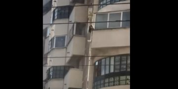 Panică în Baia Mare. O fetiţă nesupravegheată se află la balconul unui apartament situat la etajul IV – foto