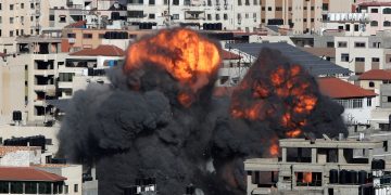 Zeci de morţi, între care 8 copii, în  Fâşia Gaza, după ploaia de rachete. Aproximativ 200 de oameni au fost ucişi de la începutul ostilităţilor