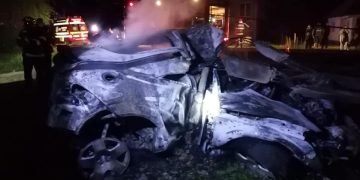 Tragedie în judeţul vecin. O maşină a luat foc, şoferul a murit carbonizat