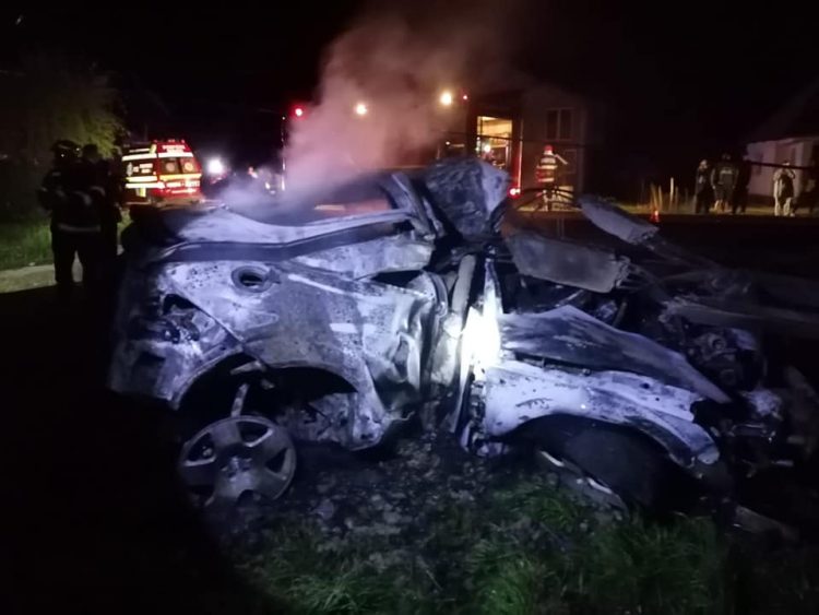 Tragedie în judeţul vecin. O maşină a luat foc, şoferul a murit carbonizat