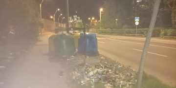 Reciclarea în Baia Mare. Amalgam de deșeuri de sticlă și plastic, aruncate lângă tomberonul de reciclare