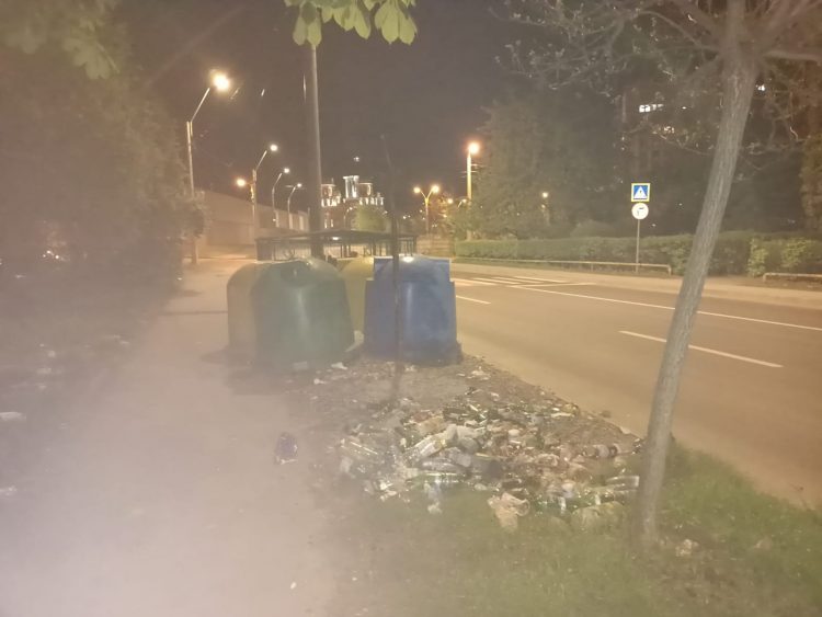 Reciclarea în Baia Mare. Amalgam de deșeuri de sticlă și plastic, aruncate lângă tomberonul de reciclare