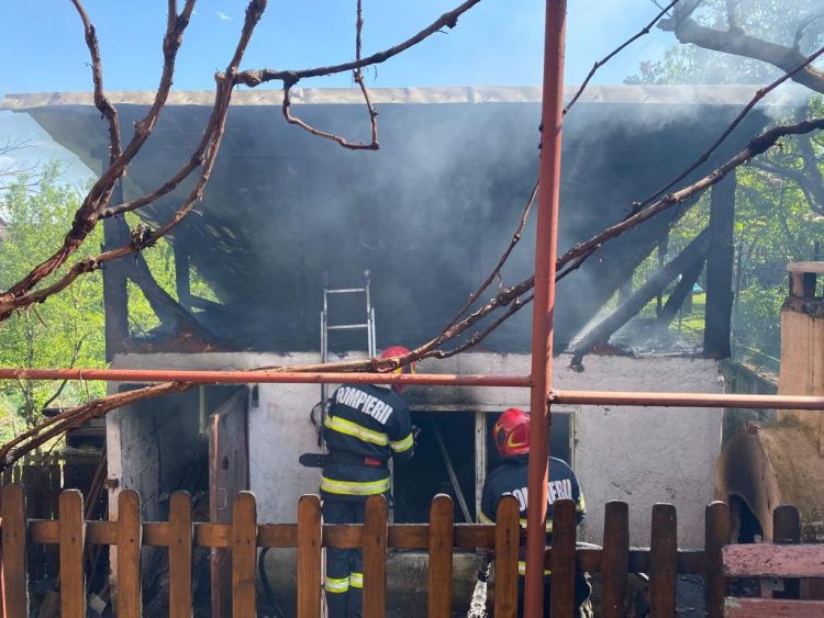Incendiu la o anexă de pe strada Plaiului – foto
