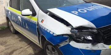 Urmărire în trafic la Vişeu de Sus. Focuri de armă şi autospecială a poliţiştilor distrusă – video
