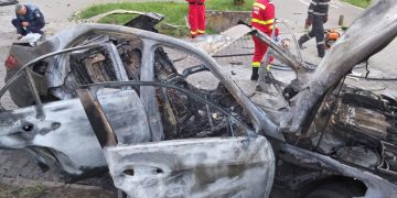 O mașină a explodat într-o parcare din Arad, după ce ar fi fost incendiată. Cine era bărbatul carbonizat