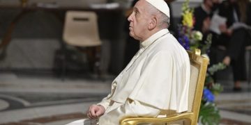 Papa Francisc se roagă Rozariul pentru umanitatea rănită