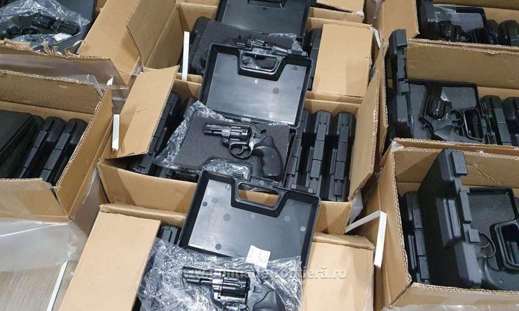 Captură record. Aproape 3000 de pistoale au fost găsite la frontieră, într-un tir cu mobilă și alimente
