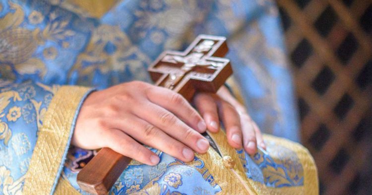 Încă un scandal în BOR! Preot înregistrat când îi făcea avansuri unei fete de 14 ani, la spovedanie