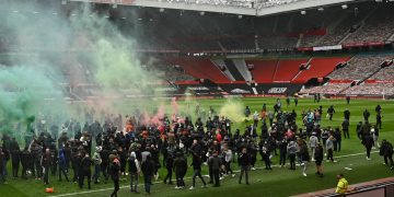 Scene incredibile în Marea Britanie. Sute de suporteri au intrat pe teren și au cerut plecarea patronilor Manchester United