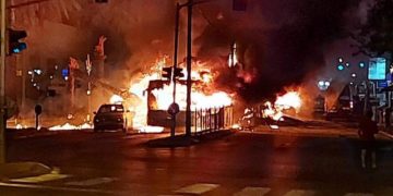 Metropola israeliană Tel Aviv, ţinta unui atac masiv cu rachete lansate din Fâşia Gaza