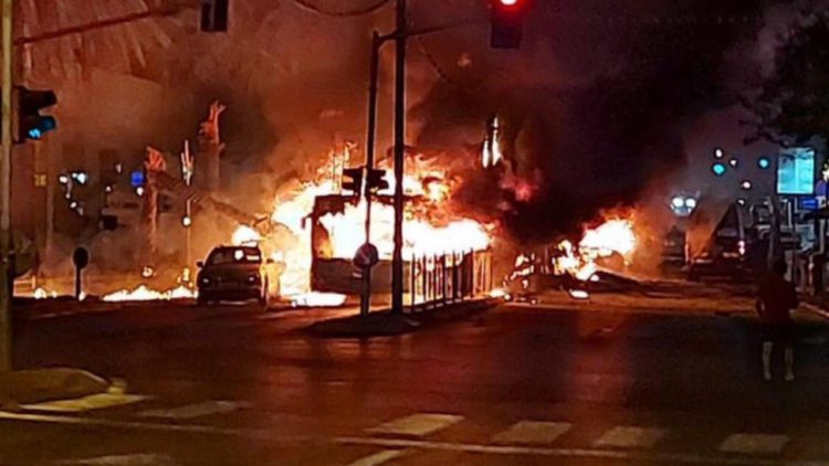 Metropola israeliană Tel Aviv, ţinta unui atac masiv cu rachete lansate din Fâşia Gaza