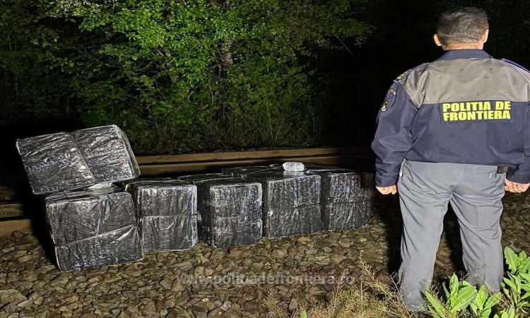 Pentru a scăpa, contrabandiștii au abandonat coletele cu ţigări și au trecut înot apa râului Tisa