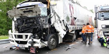 Doi șoferi români de TIR și-au făcut camioanele praf, pe un drum din Franța