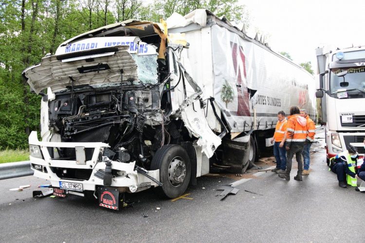 Doi șoferi români de TIR și-au făcut camioanele praf, pe un drum din Franța