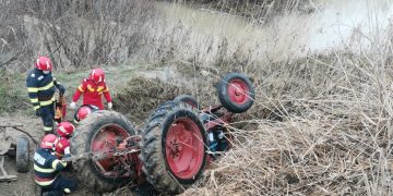 Accident mortal. Un tânăr de 24 de ani a murit după ce s-a răsturnat cu tractorul pe strada Borcutului din Vişeu de Sus