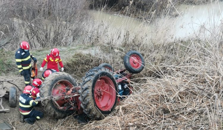 Accident mortal. Un tânăr de 24 de ani a murit după ce s-a răsturnat cu tractorul pe strada Borcutului din Vişeu de Sus