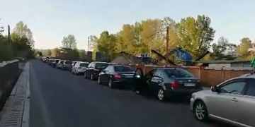 Trafic blocat la podul peste Someş de la Ardusat. Coloană de mașini de kilometri întregi pe sensul spre Baia Mare – VIDEO