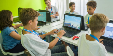 Logiscool Baia Mare, parte din rețeaua internațională de școli de programare pentru copii și adolescenți, invită elevii la taberele și atelierele digitale de vară