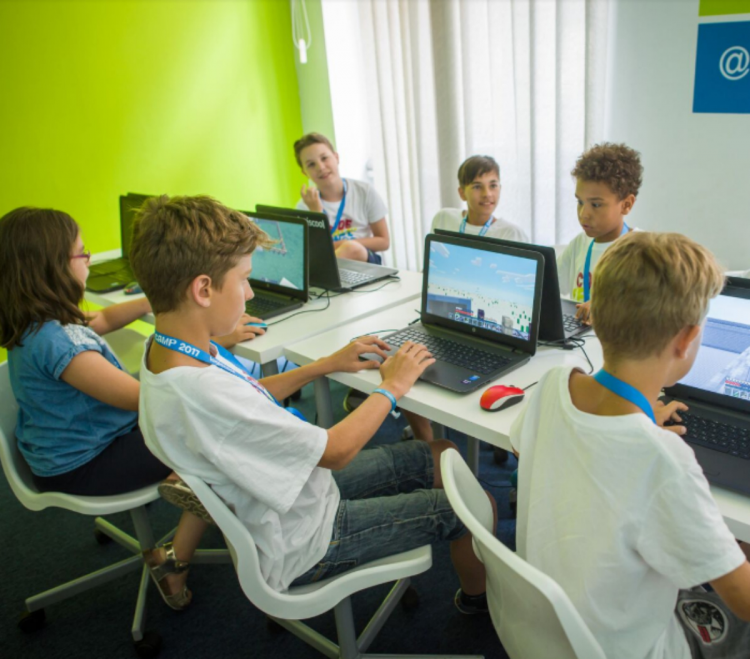 Logiscool Baia Mare, parte din rețeaua internațională de școli de programare pentru copii și adolescenți, invită elevii la taberele și atelierele digitale de vară